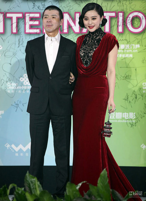 Có thể nhiều người sẽ cho rằng Phạm Băng Băng trông như một quý bà trong chiếc váy nhung màu đỏ thẫm này nhưng quả thực cô rất đằm thắm và sang trọng Có thể nhiều người sẽ cho rằng Phạm Băng Băng trông như một quý bà trong chiếc váy nhung màu đỏ thẫm này nhưng quả thực cô rất đằm thắm và sang trọng