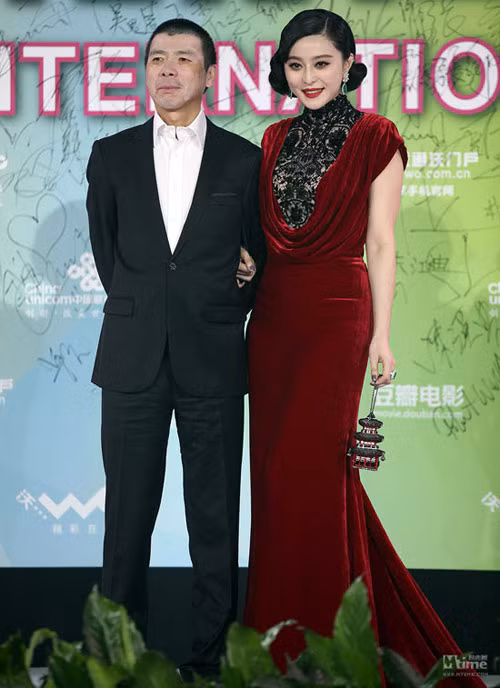 Có thể nhiều người sẽ cho rằng Phạm Băng Băng trông như một quý bà trong chiếc váy nhung màu đỏ thẫm này nhưng quả thực cô rất đằm thắm và sang trọng