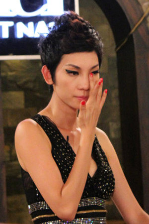 Xuân Lan rất yêu chuộng những thiết kế cổ chữ V sâu khoe bờ ngực hút mắt Xuân Lan rất yêu chuộng những thiết kế cổ chữ V sâu khoe bờ ngực hút mắt