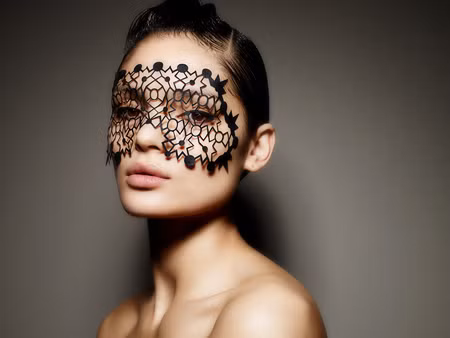 "Face Lace là câu trả lời kỳ diệu cho mong muốn của nhiều người: 'Làm thế nào tôi có thể trang điểm đẹp như họ?'. Với những thiết kế Face Lace, bạn hoàn toàn có thể trở thành một chuyên gia trang điểm đẳng cấp', Phyllis Cohen giải thích.