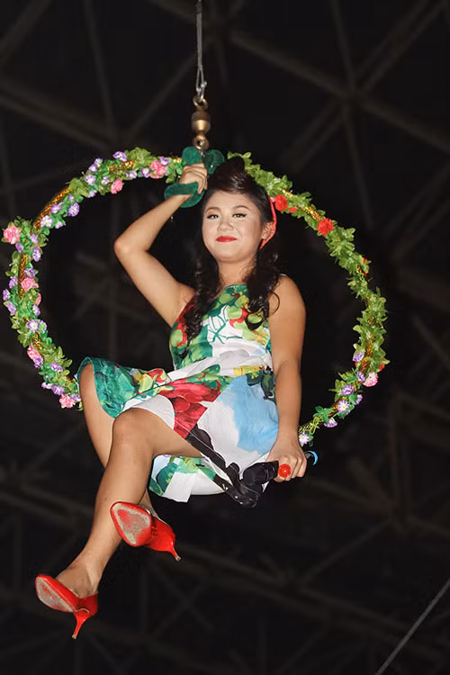 Lợi thế của cô nàng là tuổi trẻ, nhưng có vẻ như với cách ăn mặc và make-up như thế này, Văn Mai Hương đã cộng thêm 20 tuổi vào tuổi thật của mình.