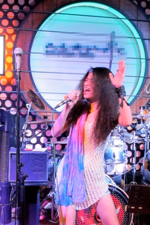 Phong cách "lạ lẫm" của Đồng Lan vẫn khiến phần đông công chúng "giật mình".