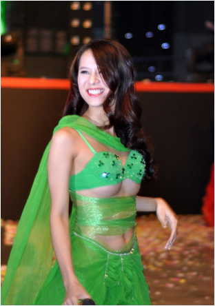 Một lần nữa nhìn lại trang phục "thảm họa" của Thái Hà. Một lần nữa nhìn lại trang phục "thảm họa" của Thái Hà.