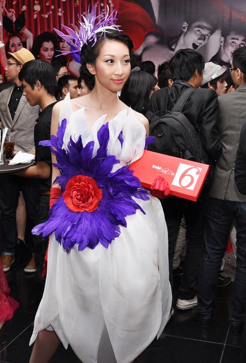 Lều Phương Anh với những bộ cánh lông lá lòe loẹt và cầu kỳ. Lều Phương Anh với những bộ cánh lông lá lòe loẹt và cầu kỳ.