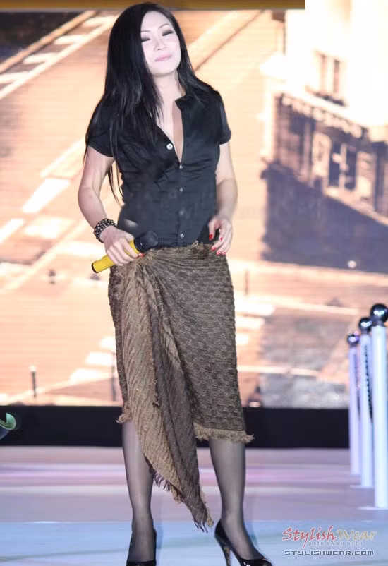 Sẽ thật khó để định nghĩa trang phục đang khoác trên người Phương Thanh, liệu chiếc khăn quấn trên người này có đươc gọi là váy?