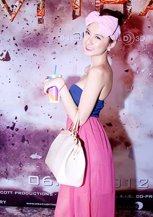 Kiểu "phong cách nhà tắm" như thế này được Angela Phương Trinh thích thú lăng xê.