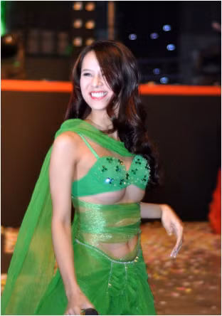 Một lần nữa nhìn lại trang phục "thảm họa" của Thái Hà.