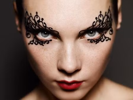 Việc sử dụng Face Lace sẽ giúp bạn không phải trang điểm quá nhiều, chỉ cần có một đôi môi đậm, kết hợp với một thiết kế Face Lace ấn tượng. Xu hướng trang điểm sử dụng Face Lace giúp bạn tiết kiệm được nhiều thời gian.