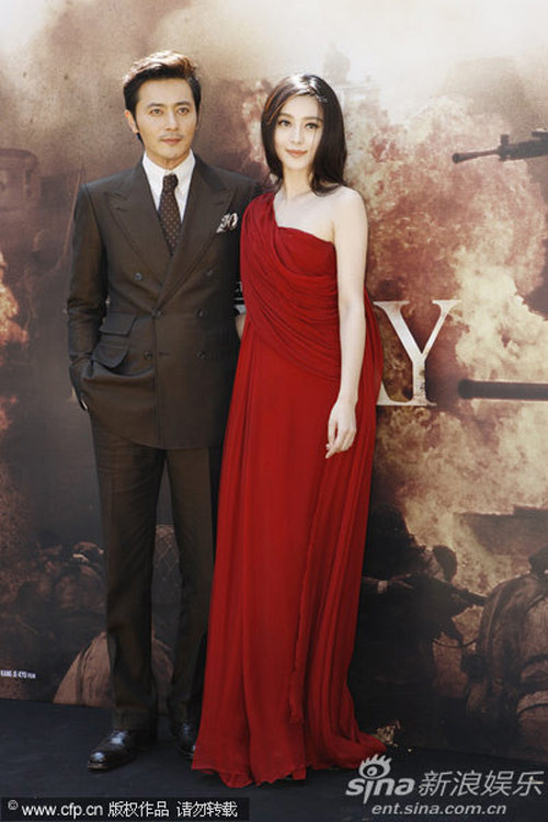 Lộng lẫy như một nữ thần Hi Lạp trong bộ đầm rũ lệch vai Lộng lẫy như một nữ thần Hi Lạp trong bộ đầm rũ lệch vai