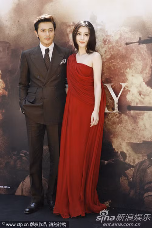 Lộng lẫy như một nữ thần Hi Lạp trong bộ đầm rũ lệch vai