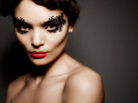 Các người mẫu trang điểm theo xu hướng Face Lace. Các người mẫu trang điểm theo xu hướng Face Lace.