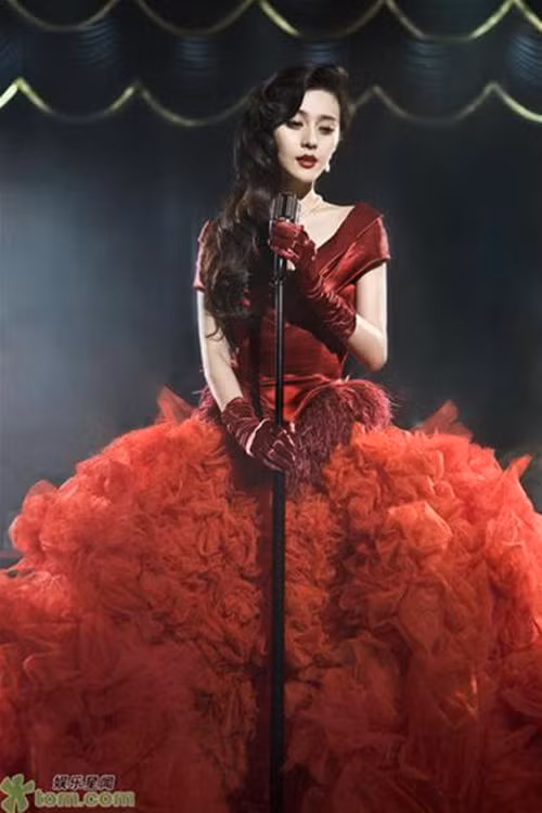 Hóa thân thành cô nàng cổ điển. Bộ đầm đỏ thật xa hoa với phần đuôi váy đồ sộ