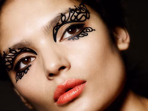 Những thiết kế tỉ mỉ dưới dạng những miếng dán sẽ bám chặt vào da trông giống như những hình xăm.