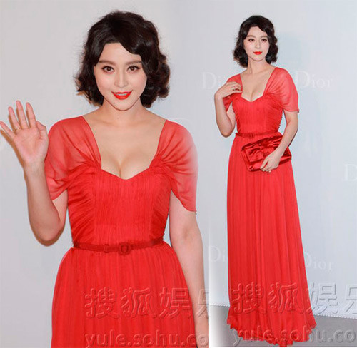 Nóng bỏng như một cô đào. Có thể thấy với những bộ váy đỏ Phạm Băng Băng thường chọn kết hợp cùng phụ kiện màu đỏ và màu son xuyệt tông Nóng bỏng như một cô đào. Có thể thấy với những bộ váy đỏ Phạm Băng Băng thường chọn kết hợp cùng phụ kiện màu đỏ và màu son xuyệt tông