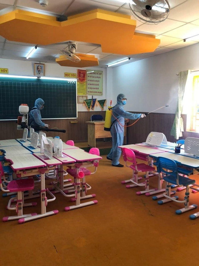 Trường Nam Việt khử khuẩn chuẩn bị đón học sinh quay trở lại học trực tiếp (ảnh: CTV)