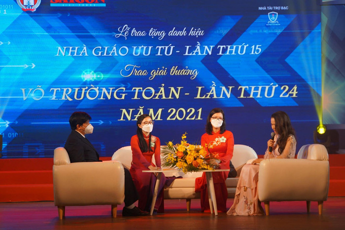 Các thầy cô đạt giải thưởng chia sẻ, giao lưu tại buổi lễ (ảnh: CTV) Các thầy cô đạt giải thưởng chia sẻ, giao lưu tại buổi lễ (ảnh: CTV)