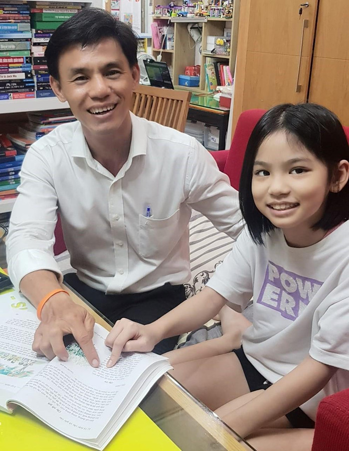 Thầy Nguyễn Tường Thịnh còn chăm chỉ dạy con học ở nhà (ảnh: P.L)