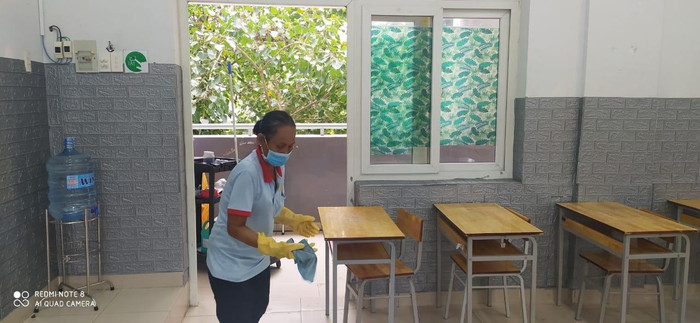 Trường Lý Thánh Tông tổ chức lau chùi bàn ghế học sinh sạch sẽ. Trường Lý Thánh Tông tổ chức lau chùi bàn ghế học sinh sạch sẽ.