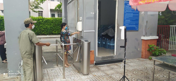 Học sinh và khách vào trường sẽ được rửa tay sát khuẩn ngay từ cổng vào. Học sinh và khách vào trường sẽ được rửa tay sát khuẩn ngay từ cổng vào.