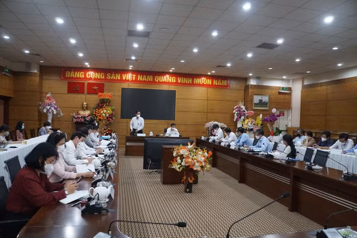 Toàn cảnh buổi làm việc giữa lãnh đạo Thành phố Hồ Chí Minh và Sở Giáo dục sáng ngày 19/11 (ảnh: P.L)