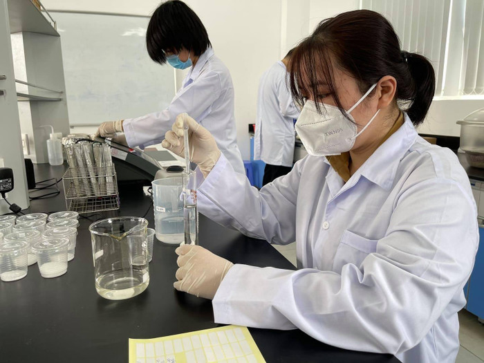 Sinh viên của HUFI tại phòng học thực hành sau đợt nghỉ dài ngày do dịch (ảnh: NTCC) Sinh viên của HUFI tại phòng học thực hành sau đợt nghỉ dài ngày do dịch (ảnh: NTCC)