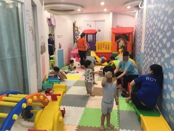 Trẻ vui chơi, hoạt động bên trong điểm giữ trẻ hoạt động không có phép (ảnh chụp vào sáng ngày 5/11: P.L) Trẻ vui chơi, hoạt động bên trong điểm giữ trẻ hoạt động không có phép (ảnh chụp vào sáng ngày 5/11: P.L)