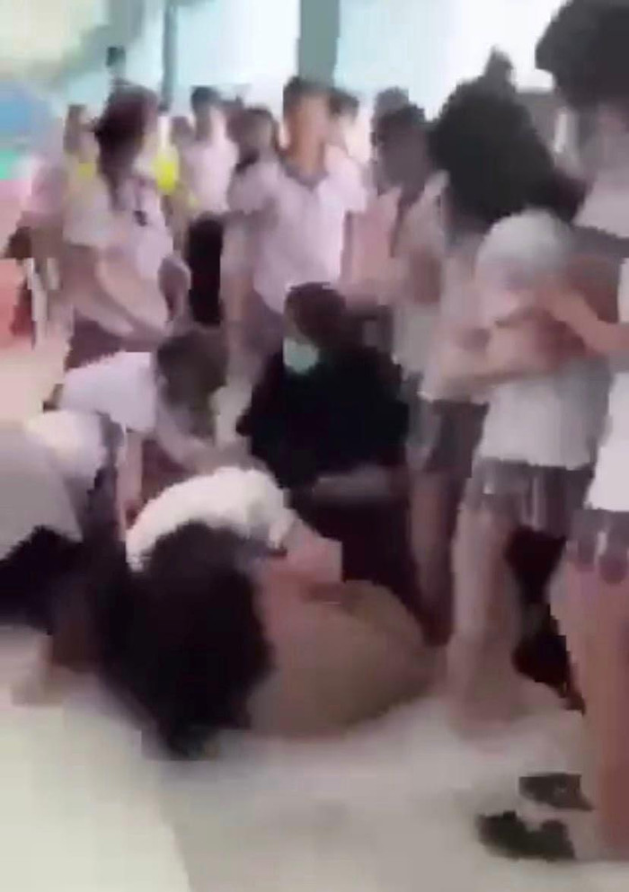 Một cảnh nữ sinh đánh nhau hôm 1/12 được video clip ghi lại (ảnh cắt từ video clip) Một cảnh nữ sinh đánh nhau hôm 1/12 được video clip ghi lại (ảnh cắt từ video clip)