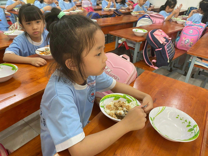 Bữa ăn bán trú của học sinh lớp 1 chỉ &quot;lèo tèo&quot; ít thịt bằm và vài con tôm (ảnh: P.L)