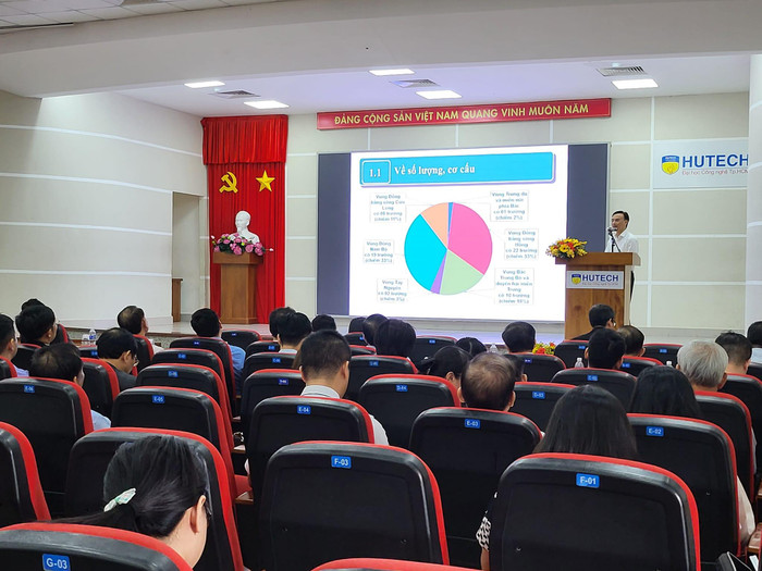 Ông Nguyễn Viết Lộc đang báo cáo về nội dung các cơ sở giáo dục đại học tư thục trong cả nước (ảnh: P.L)