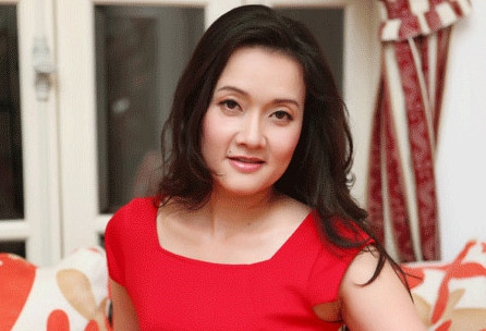 Nghệ sĩ hài Vân Dung lại sở hữu một chấm đen đắt giá trên mép phải. Nghệ sĩ hài Vân Dung lại sở hữu một chấm đen đắt giá trên mép phải.