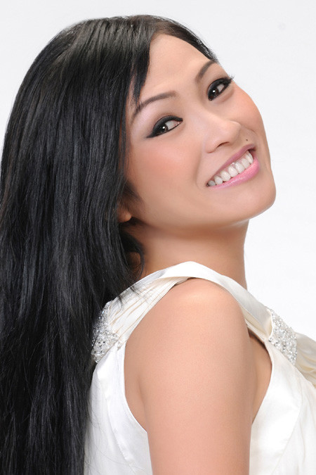 Phương Thanh lại không may mắn sở hữu nốt ruồi quyến rũ như những người đẹp khác. Nhưng "người đàn bà cá tính" lại tự tạo chấm cho mình nốt đen trên mép mỗi lần trang điểm. Phương Thanh lại không may mắn sở hữu nốt ruồi quyến rũ như những người đẹp khác. Nhưng "người đàn bà cá tính" lại tự tạo chấm cho mình nốt đen trên mép mỗi lần trang điểm.