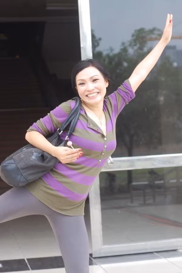 Tập xong, chị rất nhí nhảnh với chiếc kẹo mút trên tay.