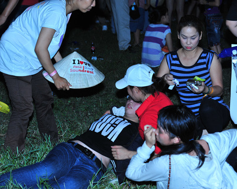 Siêu nhạc hội kéo dài 9 tiếng đồng hồ khiến cho không ít người hâm mộ rơi vào tình trạng kiệt sức vì chen lấn. Trước khi Big Bang xuất hiện, nhiều người bị co giật, ngất xỉu, phải cấp cứu tại chỗ ngày 14/4 tại TP. Hồ Chí Minh. Siêu nhạc hội kéo dài 9 tiếng đồng hồ khiến cho không ít người hâm mộ rơi vào tình trạng kiệt sức vì chen lấn. Trước khi Big Bang xuất hiện, nhiều người bị co giật, ngất xỉu, phải cấp cứu tại chỗ ngày 14/4 tại TP. Hồ Chí Minh.