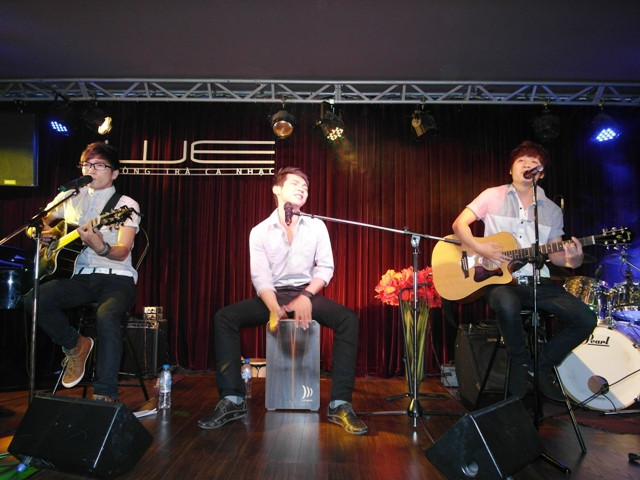 3 chàng trai nhóm It’s time đã có một đêm nhạc đầy xúc động, ấm áp tình thầy trò, bạn bè, khán giả tối 13/4, tại phòng trà We, TP. HCM. 3 chàng trai nhóm It’s time đã có một đêm nhạc đầy xúc động, ấm áp tình thầy trò, bạn bè, khán giả tối 13/4, tại phòng trà We, TP. HCM.