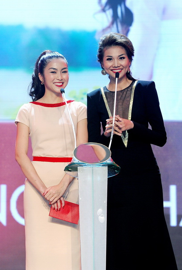 Sau gần một tháng râm ran tin đồn Tăng Thanh Hà đang có bầu, nữ diễn viên xinh đẹp 'danh chính ngôn thuận' xuất hiện tại lễ trao giải HTV lần thứ sáu. Tăng Thanh Hà diện bộ đầm màu nude, với điểm nhấn ở phần cổ và eo, tự tin khoe vòng hai thon thả. Bộ trang phục này như một câu trả lời của Hà Tăng với báo chí và khán giả về việc cô có mang thai hay không. Sau gần một tháng râm ran tin đồn Tăng Thanh Hà đang có bầu, nữ diễn viên xinh đẹp 'danh chính ngôn thuận' xuất hiện tại lễ trao giải HTV lần thứ sáu. Tăng Thanh Hà diện bộ đầm màu nude, với điểm nhấn ở phần cổ và eo, tự tin khoe vòng hai thon thả. Bộ trang phục này như một câu trả lời của Hà Tăng với báo chí và khán giả về việc cô có mang thai hay không.