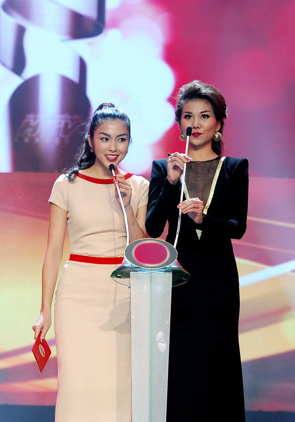 'Cô Trúc' tự tin khoe dáng bên siêu mẫu trong đêm trao giải HTV, như khẳng định việc cô mang thai chỉ là tin đồn, tối 14/4. 'Cô Trúc' tự tin khoe dáng bên siêu mẫu trong đêm trao giải HTV, như khẳng định việc cô mang thai chỉ là tin đồn, tối 14/4.