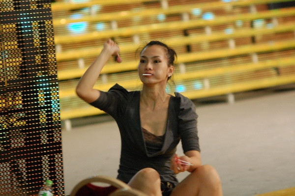 Anh Thư trong lúc nghỉ ngơi cũng tranh thủ...mút kẹo. Anh Thư trong lúc nghỉ ngơi cũng tranh thủ...mút kẹo.