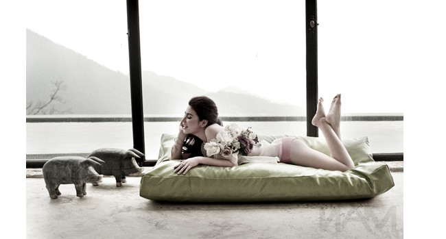 Diễn viên Quỳnh Hoa thực hiện bộ ảnh chụp với nội y ren rất sexy của NTK Bảo Lộc. Diễn viên Quỳnh Hoa thực hiện bộ ảnh chụp với nội y ren rất sexy của NTK Bảo Lộc.