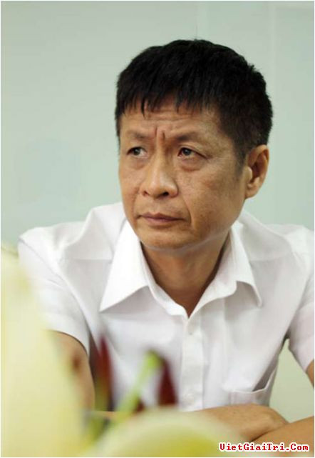 Trong một bài viết, Đạo diễn Lê Hoàng nhận xét về Lê Minh Sơn: 'Sơn có vẻ rất thích nói tới sex. Thậm chí cái gì anh cũng quy về sex được một cách cực kỳ tài năng. Tôi có cảm giác nếu Sơn có quyền, anh sẽ thông báo lên ti vi tỷ giá vàng, tỷ giá chứng khoán và tỷ giá sex của xã hội' Trong một bài viết, Đạo diễn Lê Hoàng nhận xét về Lê Minh Sơn: 'Sơn có vẻ rất thích nói tới sex. Thậm chí cái gì anh cũng quy về sex được một cách cực kỳ tài năng. Tôi có cảm giác nếu Sơn có quyền, anh sẽ thông báo lên ti vi tỷ giá vàng, tỷ giá chứng khoán và tỷ giá sex của xã hội'