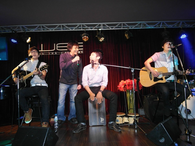 Đây cũng là chương trình để nhóm nhạc của chàng ca sỹ nhái giọng từng gây xôn xao dư luận giới thiệu thành viên với -Trần Hoàng, thay thế cho sự ra đi của Khắc Tuận. Đây cũng là chương trình để nhóm nhạc của chàng ca sỹ nhái giọng từng gây xôn xao dư luận giới thiệu thành viên với -Trần Hoàng, thay thế cho sự ra đi của Khắc Tuận.