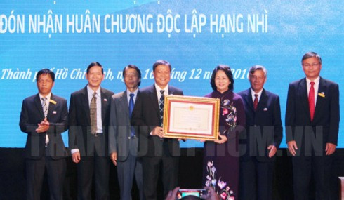 Phó Chủ tịch nước Đặng Thị Ngọc Thịnh trao tặng Huân chương Độc lập hạng nhì cho trường (ảnh: hcmcpv) Phó Chủ tịch nước Đặng Thị Ngọc Thịnh trao tặng Huân chương Độc lập hạng nhì cho trường (ảnh: hcmcpv)