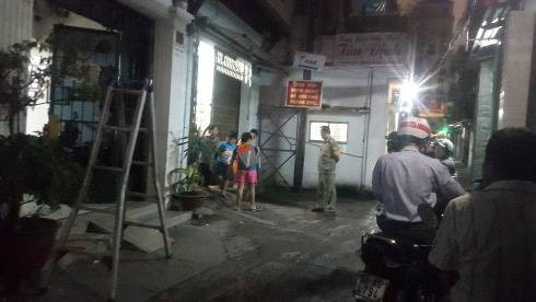 Học sinh khối 3 tan giờ học thêm ở nhà của thầy C. tại hẻm 79 đường Nguyễn Hữu Cầu, quận 1 (Ảnh: P.L) Học sinh khối 3 tan giờ học thêm ở nhà của thầy C. tại hẻm 79 đường Nguyễn Hữu Cầu, quận 1 (Ảnh: P.L)