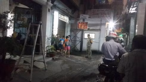 Học sinh khối 3 tan giờ học thêm ở nhà của thầy C. tại hẻm 79 đường Nguyễn Hữu Cầu, quận 1 (Ảnh: P.L) Học sinh khối 3 tan giờ học thêm ở nhà của thầy C. tại hẻm 79 đường Nguyễn Hữu Cầu, quận 1 (Ảnh: P.L)