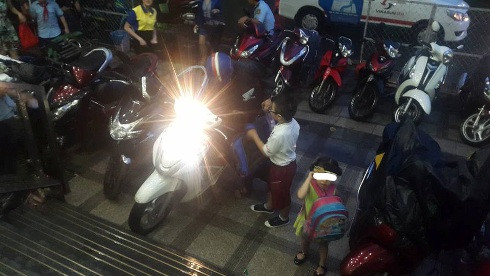 Các học viên chương trình "kích hoạt não" được phụ huynh đưa đến học chiều 2/12 (ảnh: P.L) Các học viên chương trình "kích hoạt não" được phụ huynh đưa đến học chiều 2/12 (ảnh: P.L)