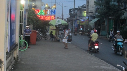Học sinh đến Trung tâm văn hóa liên phường Bình Trị Đông học thêm tối ngày 14/12 (ảnh: P.L) Học sinh đến Trung tâm văn hóa liên phường Bình Trị Đông học thêm tối ngày 14/12 (ảnh: P.L)