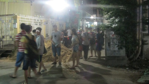 Học sinh học thêm thầy V. tan học tối ngày 23/12 (ảnh: P.L) Học sinh học thêm thầy V. tan học tối ngày 23/12 (ảnh: P.L)