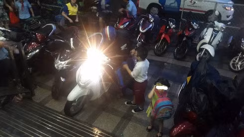 Các học viên chương trình "kích hoạt não" được phụ huynh đưa đến học chiều 2/12 (ảnh: P.L)