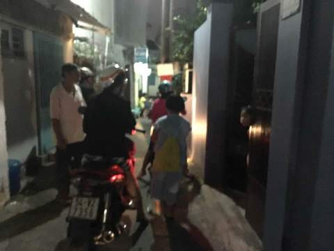 Phụ huynh nhộn nhịp đón học sinh tạn học thêm ở hẻm số 10 Hoàng Hoa Thám tối 26/12 (ảnh: P.L) Phụ huynh nhộn nhịp đón học sinh tạn học thêm ở hẻm số 10 Hoàng Hoa Thám tối 26/12 (ảnh: P.L)