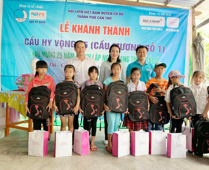 Từ trái sang: ông Trần Huy Đình - Phó Giám đốc BAC A BANK, chi nhánh Cần Thơ, Bà Trần Thị Như Trang - Giám đốc Quỹ Vì Tầm Vóc Việt, ông Huỳnh Thái Nguyên - Chủ tịch Hội liên hiệp Thanh niên Thành phố Cần Thơ trao quà cho các bạn nhỏ nhân dịp năm học mới.