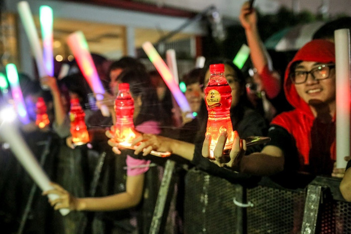 Các bạn trẻ đã tạo nên hiệu ứng ánh sáng độc đáo từ chai Trà Thanh Nhiệt Dr Thanh.